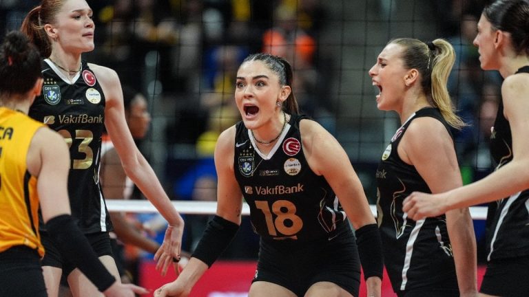 CEV finalinde VakıfBank Kadın Voleybol Takımı Eczacıbaşı’nı 3-1 yenerek şampiyon oldu
