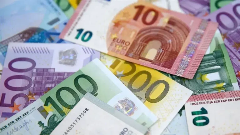 Euro 53 TL sınırını aşarak rekor kırdı, döviz piyasasında hareketlilik arttı