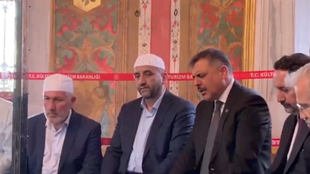 Mustafa Çiftçi, Fatih Sultan Mehmed’in türbesinde Fetih Suresi okudu