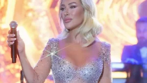 Sezen Aksu’nun Seda Sayan’a çorap hediyesi konser sahnesinde dikkat çekti